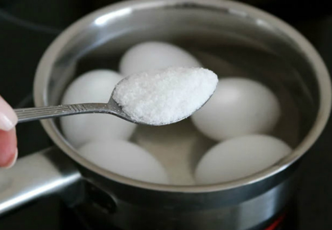 Скорлупа яиц сходит почти сама: добавляем при варке соль и соду
