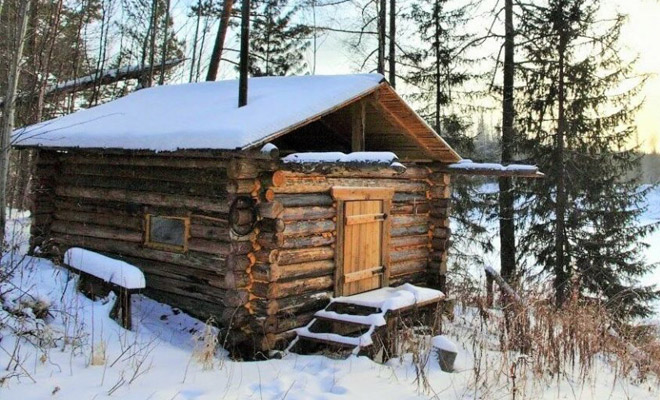 Двери домов и лесных зимовий в тайге всегда открываются наружу. Местные егеря говорят, что на то есть 3 веские причины