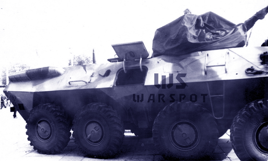 ​Первый опытный образец БТР-90 на выставке в Нижнем Новгороде, 1994 год. Вид на правый борт. Верхняя часть десантного люка открыта, как и бойница за ним - «Росток», не пробивший асфальт | Warspot.ru