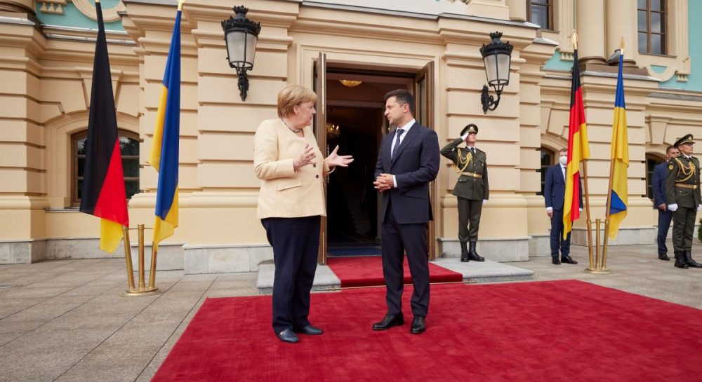 Зеленский наградил Меркель орденом Свободы за поддержку "суверенитета Украины"