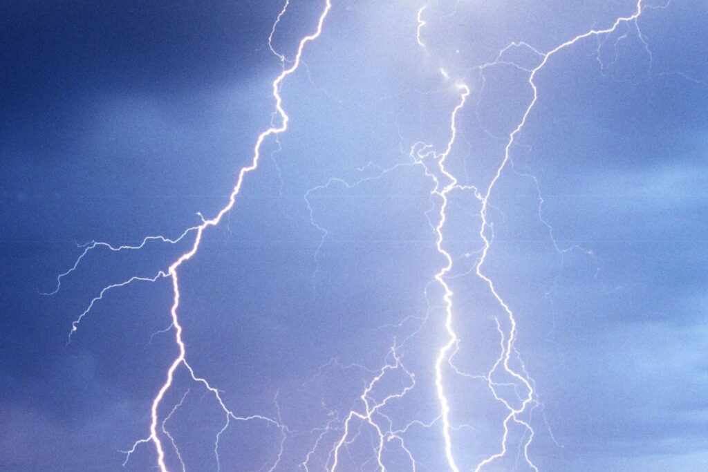 Над Черным морем заметили молнию в 10 раз мощнее нормы