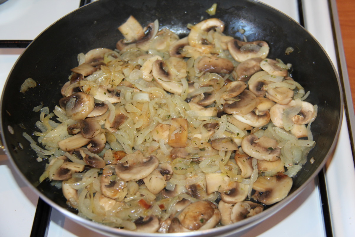 Простые рецепты с грибами на сковороде. Обжарить лук с грибами. Жареные грибы с луком на сковороде. Шампиньоны на сковороде с луком. Лук пассеруют с грибами.