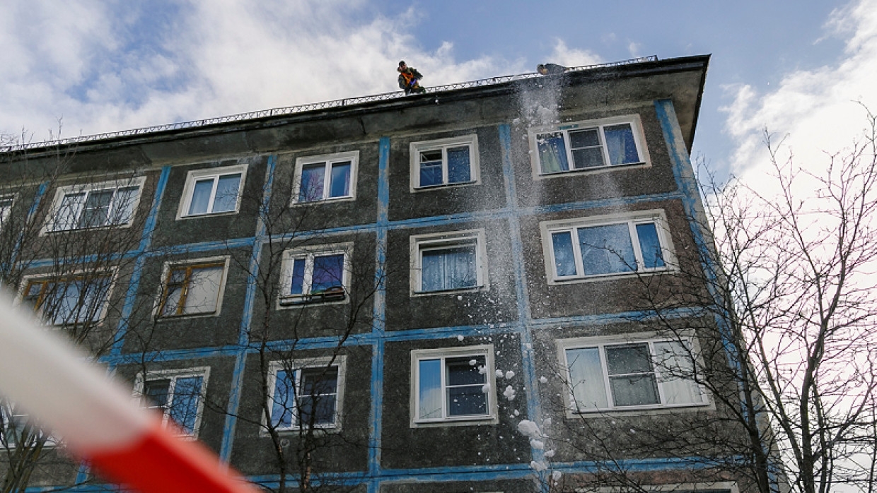 На пятом этаже. Девочка выпала с пятого этажа. В Липецке девушка выпала с 5 этажа. Падение девочки из окна в Кондопоге. Девушка упала с балкона в Тюмени.