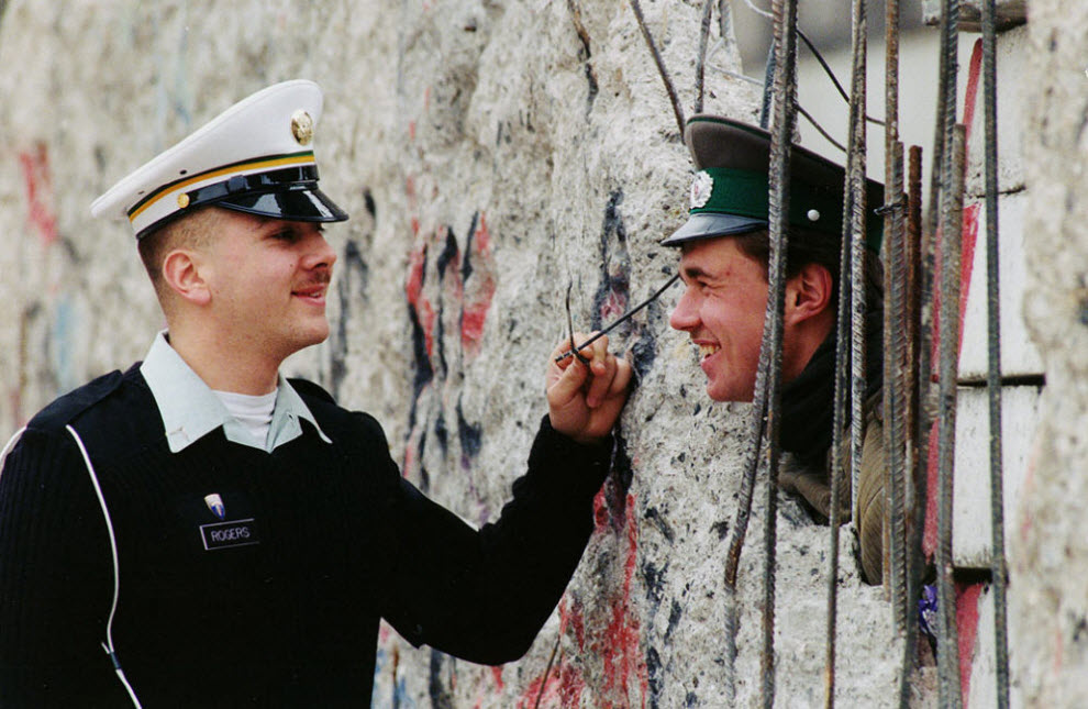 11 исторических фото Берлинской стены, которая 28 лет разделяла Берлин на две части Берлинская стена,Германия,история,фотография