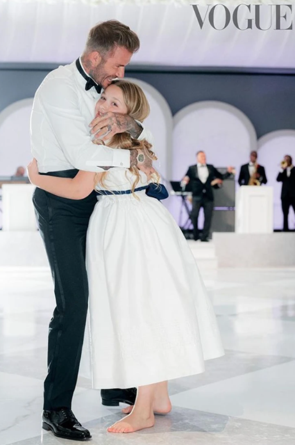 Vogue опубликовал репортаж со свадьбы Бруклина Бекхэма и Николы Пельтц: новые фото и подробности от первого лица Vogue опубликовал репортаж со свадьбы Бруклина Бекхэма и Николы Пельтц: новые фото и подробности от первого лица Звездные пары