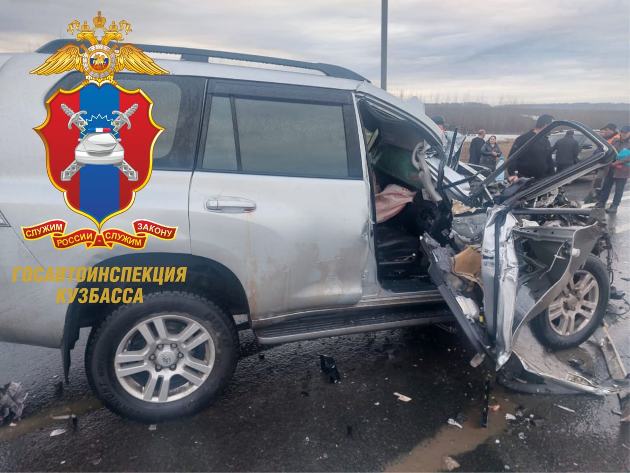 Три человека пострадали в жестком ДТП с фурой и внедорожником в Кузбассе