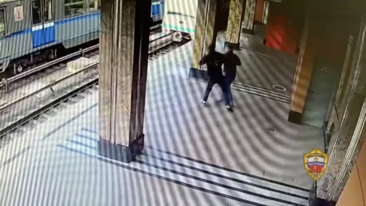 Мужчина не воспринял критику своего внешнего вида и избил обидчика в столичном метро