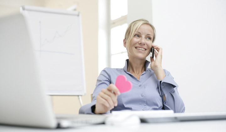 Психологи утверждают, что отношения, возникшие на работе, могут стать залогом крепкой семьи. Мужчина и женщина в офисе в первую очередь – партнеры, которые умеют друг друга слушать, сообща решать проблемы и идти на компромисс.