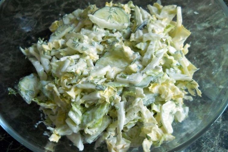 Салат с капустой, огурцом и сулугуни Салат с капустой, огурцом и сулугуни