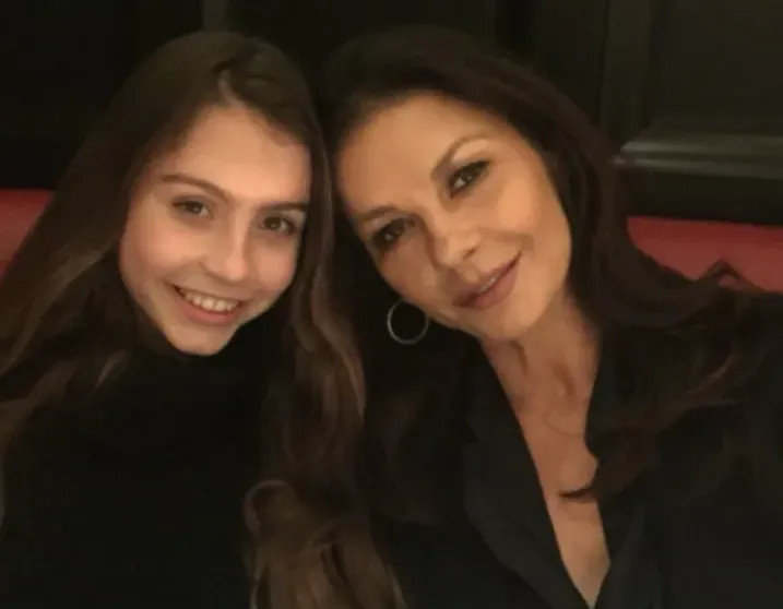 Кэтрин Зета-Джонс показала архивные фото с дочерью в честь её дня рождения Кэтрин, ЗетаДжонс, Дугласа, Майкла, ЗетаДугласКэрис, архивные, второй, сериала, актрисы, пошла, Кэрис, якобы, сделала, сезона, съёмкам, второго, Уэнсдей, исполнила, Мортиши, которую