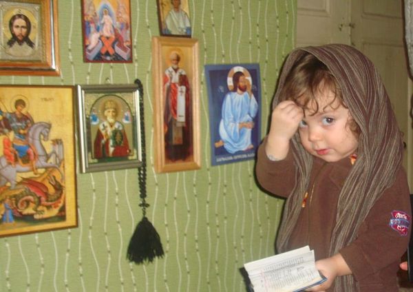 маленькая девочка молится