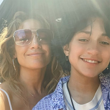 Не только свидания с Аффлеком: Дженнифер Лопес посетила выставку вместе с дочерью Эммой Не только свидания с Аффлеком: Дженнифер Лопес посетила выставку вместе с дочерью Эммой Звездный стиль