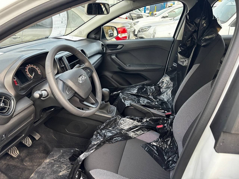 Так выглядит самая дешевая Lada Iskra: машину в редкой начальной комплектации засняли на фото