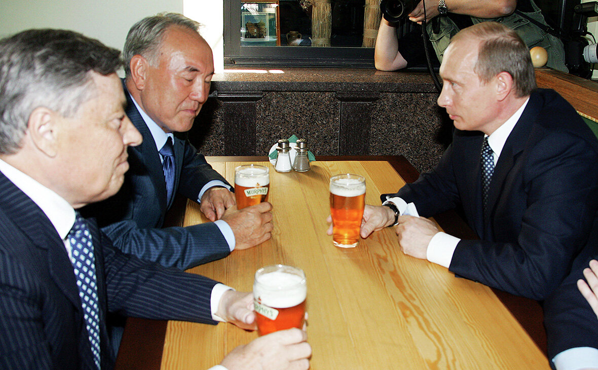 Российский лидер как-то раз похвалил своего казахского коллегу, сказав, что президент Назарбаев фактически стал отцом-основателем Казахстана, поскольку до него собственной государственности у этого...