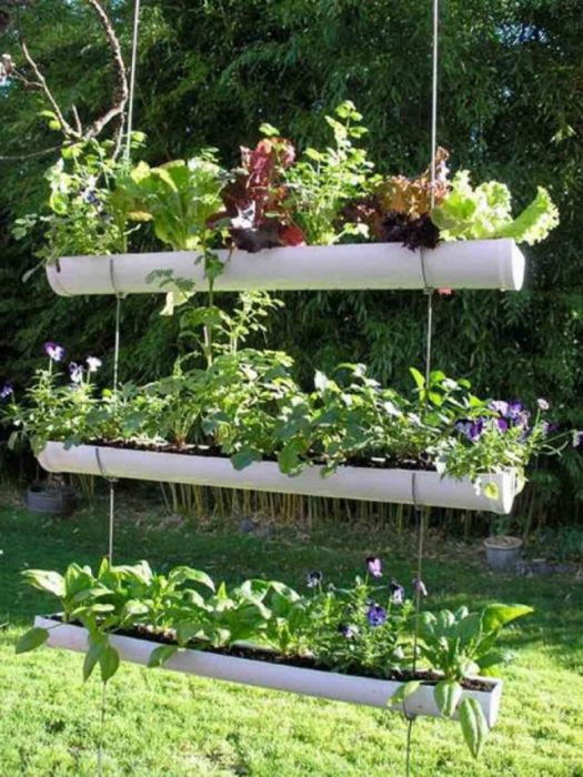 Выращивать комнатные растения и цветы очень удобно на небольшом вертикальном подвесном стеллаже из полихлорвиниловых труб.  