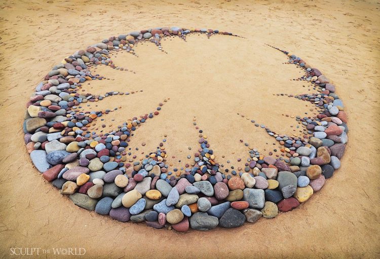Художник Джон Форман превращает обычный пляж с галькой в гипнотический лэнд-арт на берегу океана