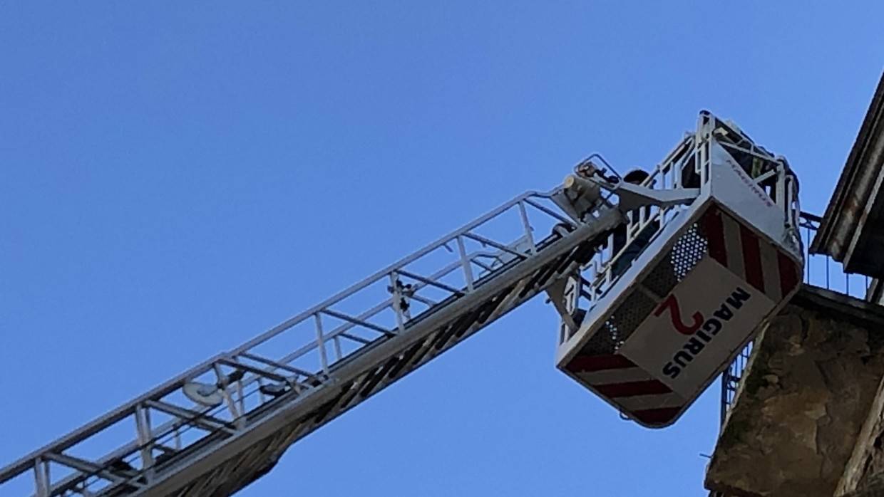 Спасатели сняли жителя Корсакова с балкона горящего дома