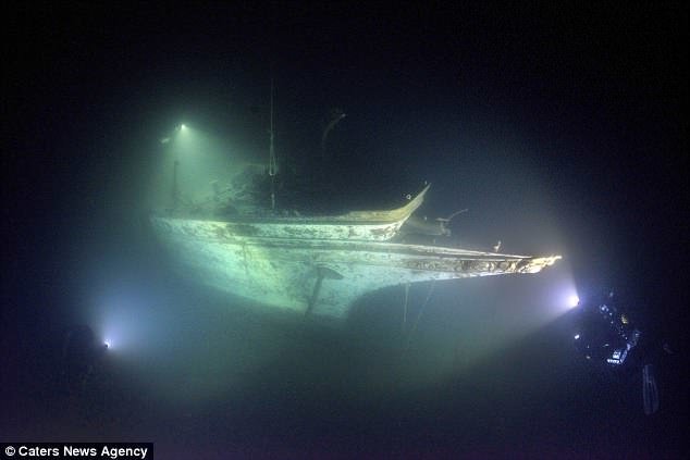 Мини-Титаник: фотографии 100-летнего корабля на дне озера вот это да!, затонувший корабль, интересно, капсула времени, корабль, на дне озера, подводная, фотограф