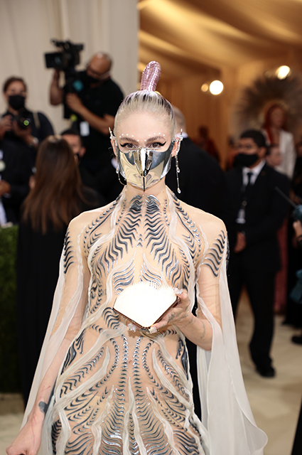 Met Gala 2021: Ирина Шейк, Билли Айлиш, Кайя Гербер, Сиенна Миллер и другие на ковровой дорожке Красная дорожка