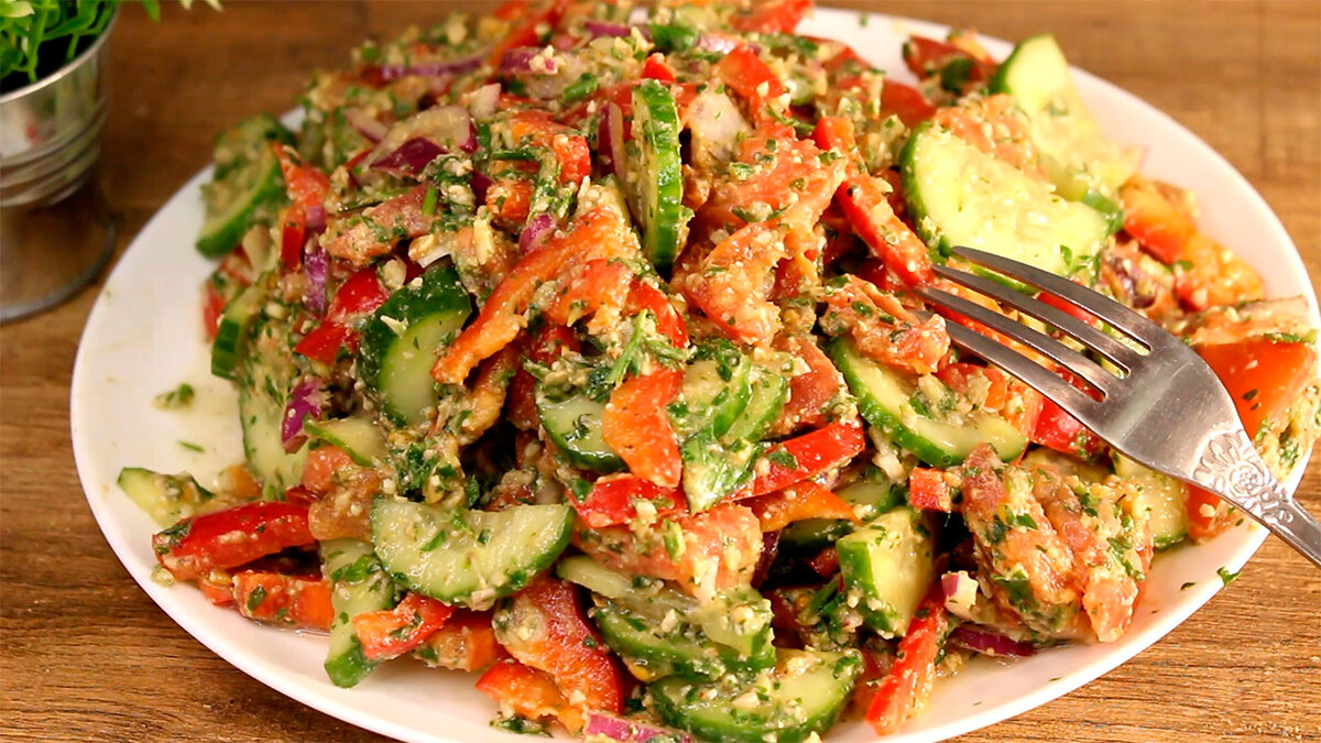 Сегодня готовлю моментальный вкусный салат из свежих овощей. За счёт необычной заправке на следующий день салат становится только вкуснее, поэтому можно готовить заранее. Супер сочный и ароматный.-8