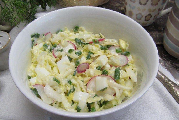 Салат с яйцами и капустой