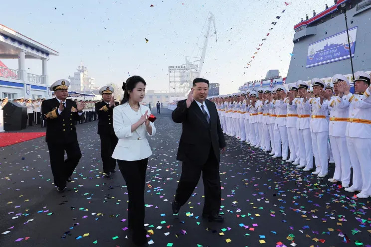 Ким Чен Ын назначил свою 13-летнюю дочь главой ядерных сил КНДР конце, ракетных, назначил, мероприятиях, детей, троих, средняя, дочерьюДжу, испытанийКим, объекты, визиты, включая, сопровождала, публичных, впервые, регулярно, последние, наблюдения, поддерживают, мнение