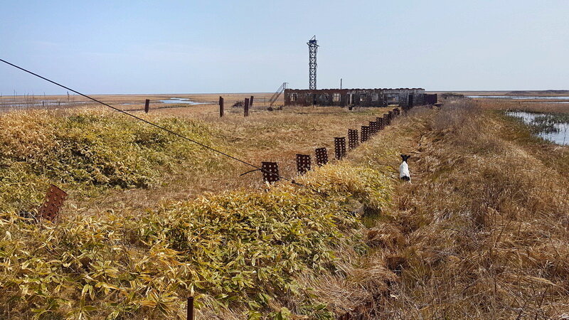 В самой южной точке острова Кунашир на краю полуострова Весловский находятся эти руины заброшенного в 90-х гг. поста технического наблюдения ПТН "Весло", принадлежащего 11-й погранзаставе "Петрово", расположенной в пос. Головнино и до сих пор действующей.