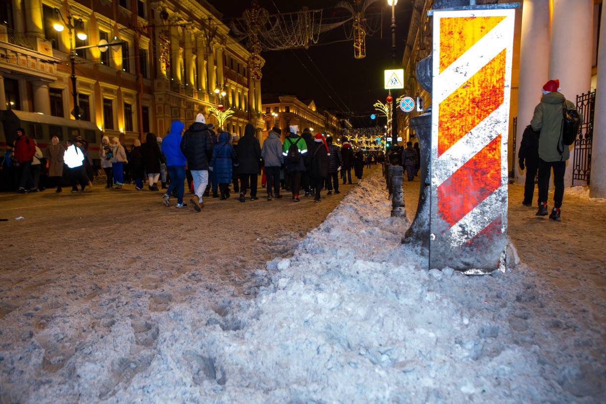 Неубранный снег в новогоднюю ночь вызвал негодование петербуржцев