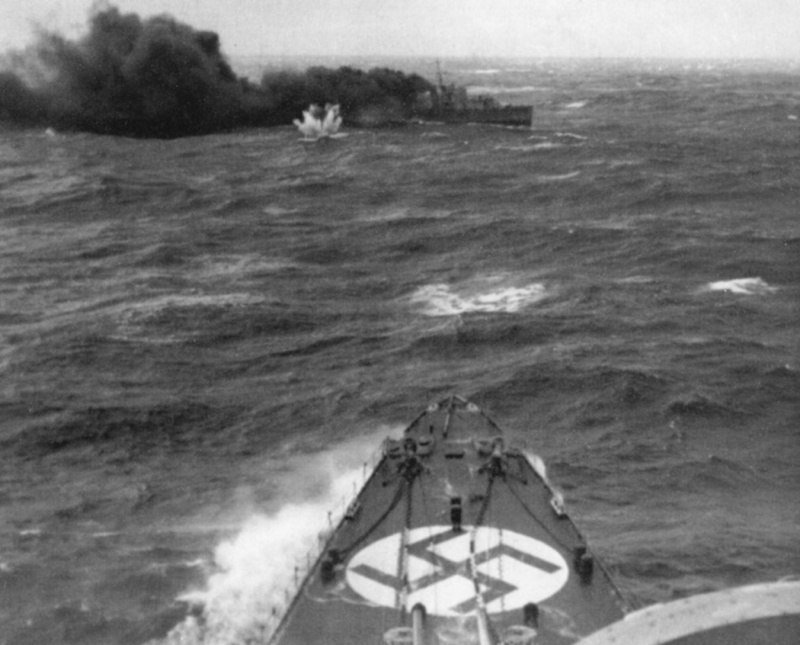 Немецкий тяжелый крейсер «Адмирал Хиппер» атакует британский эсминец «Глоуворм». Северное море, неподалеку от порта Нарвик Великая отечественая война, архивные фотографии, вторая мировая война