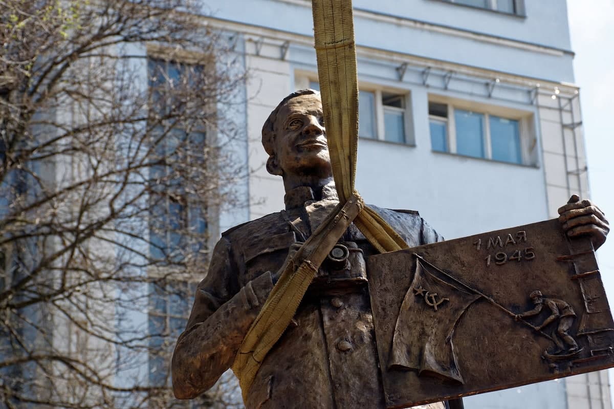 320-килограммовый бронзовый памятник легендарному фотографу Победы Евгению Халдею установили в центре Донецка. Об этом...