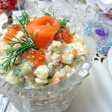 Салат с красной рыбой и икрой. Новый взгляд на Оливье.