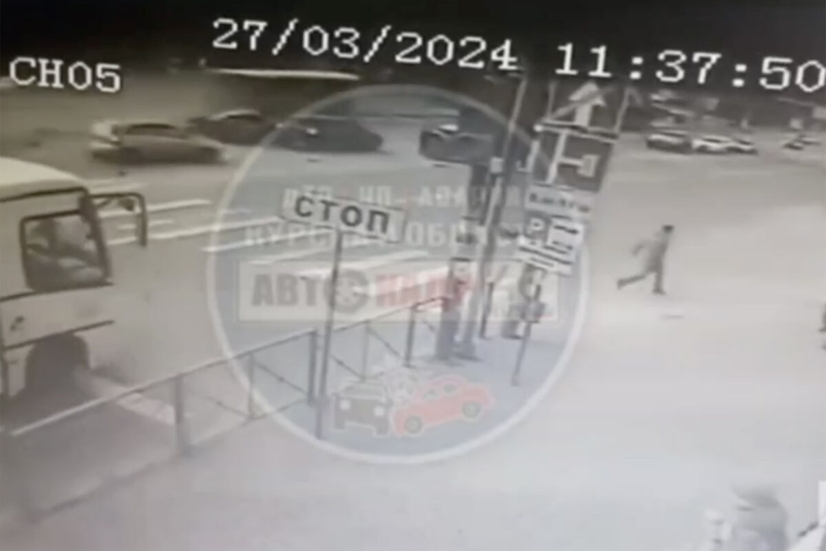 Появились кадры ДТП в Курске, на которых пешеходы бегут от летящего в них автобуса