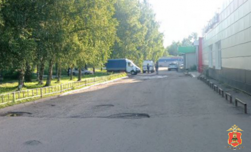 Житель Тверской области протаранил бетонное ограждение и поехал дальше на угнанной Газели