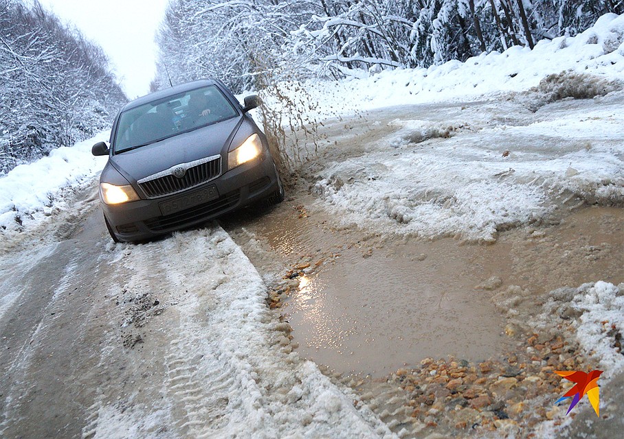 Разбитая дорога в Свердловской области. Фото: Алексей БУЛАТОВ