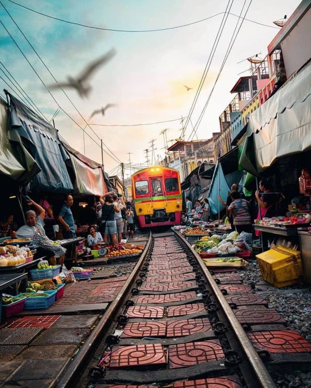 Меклонг - удивительный рынок в Таиланде, сквозь который проходит поезд Меклонг, видео, туристов, очень, Тайланде есть, отличается, фрукты, продают, базаров, обычных, ничем, морепродукты, Бангкока, неподалеку, находится, рынком, складным, прозвали, Недаром, овощи