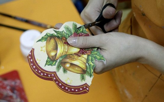 Вырежьте рисунок из салфетки по контуру