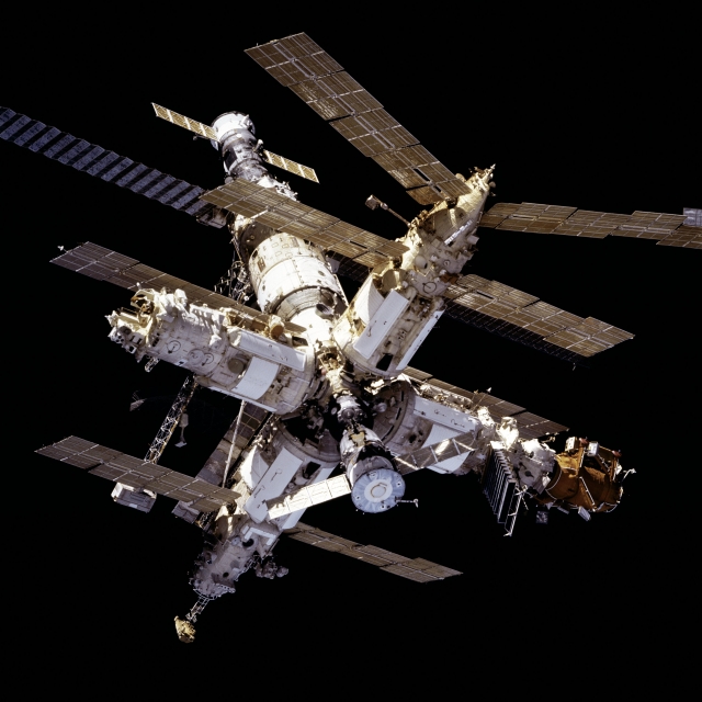 «Мир». Советская пилотируемая научно-исследовательская орбитальная станция, находившаяся в околоземном космическом пространстве с 20 февраля 1986 года по 23 марта 2001