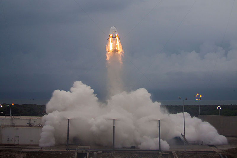 Корабль «Дракон» от SpaceX во время испытаний системы аварийного спасения экипажа / ©Wikimedia Common