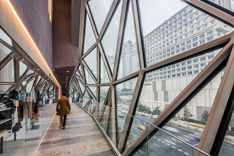 Архитекторы «обернули» южнокорейский универмаг стеклянной аллеей 