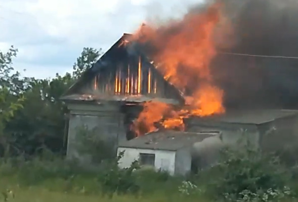 В Касимовском районе загорелось здание бывшей столовой