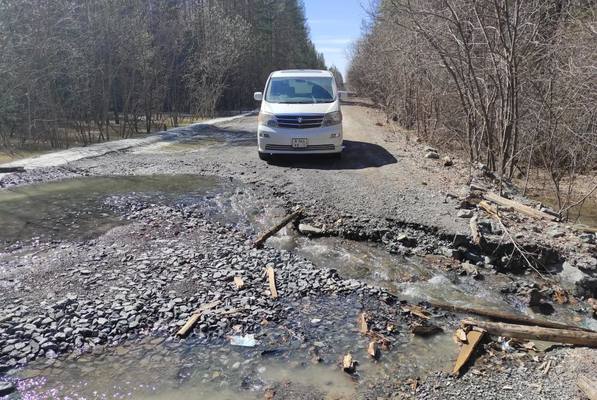 «Яма глубиной метр»: на дороге Тюлюк — Меседа после паводка провалился грунт