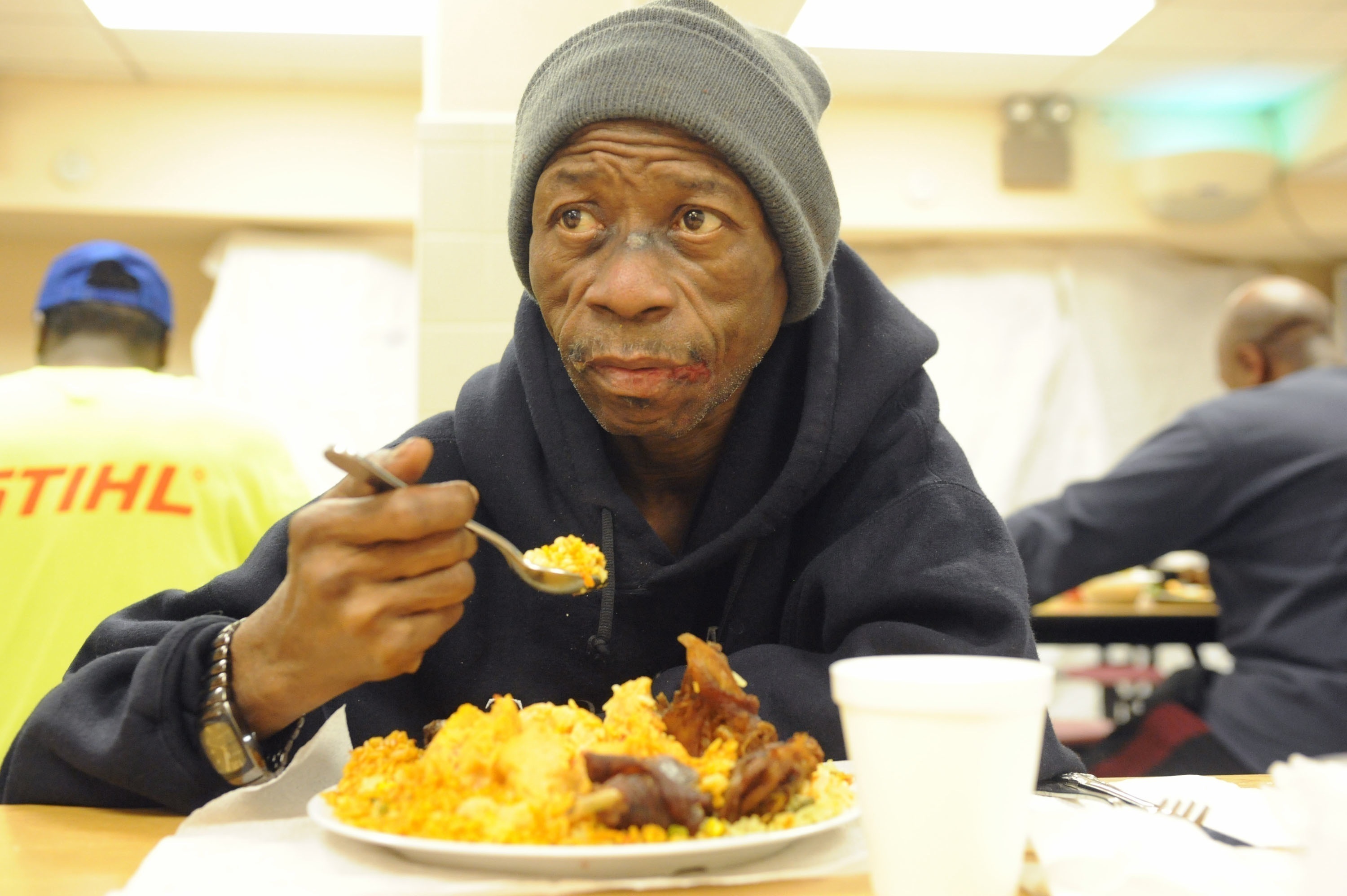 Чернокожий ест. Бедные афроамериканцы в Америке. Темнокожий ест еду.