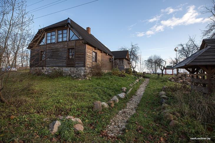 «Вложил сюда все свои сбережения». Как один человек возрождает деревню на Голубых озерах 