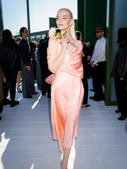 Неделя моды в Париже: Дева Кассель, Ксения Собчак, Шарлиз Терон, Ольга Карпуть и дочь Миллы Йовович на показе Dior Собчак, СобчакКсения, Карпуть, Шарлиз, Терон, Андерсон, Ольга, марта, КарпутьОльга, вуалью, кружевной, белыми, кюлотами, блузкой, 43летняя, головной, сочетала, 44летняя, ногах, фактурным