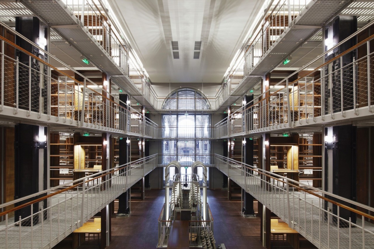 Интерьер французской Национальной библиотеки в Париже