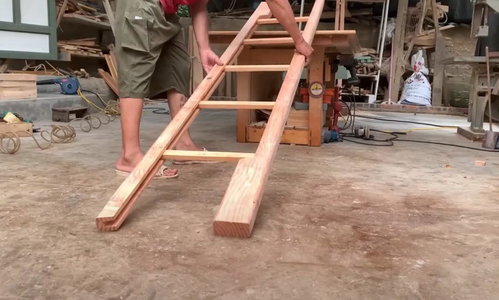 Складная деревянная лестница: надежная и удобная в использовании