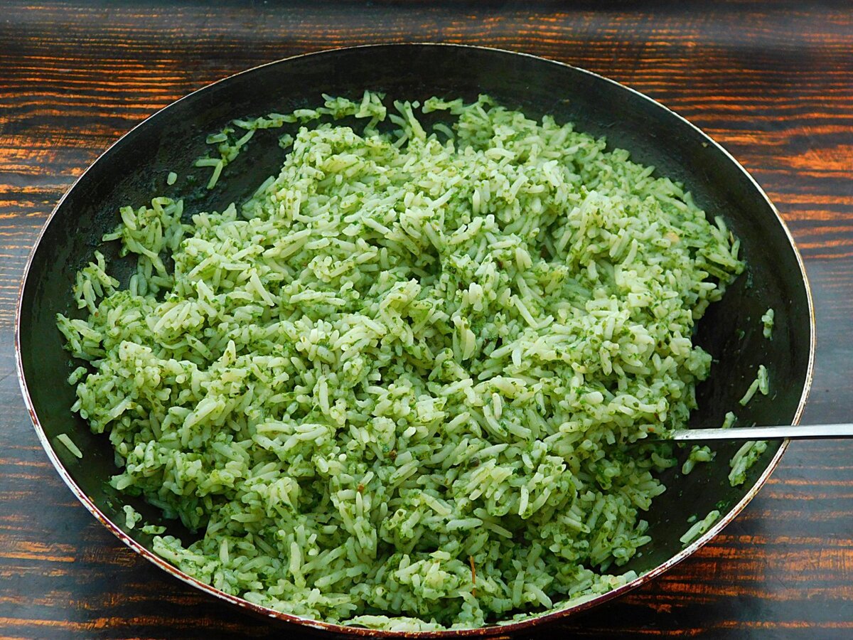Перемешивание риса со шпинатной пастой