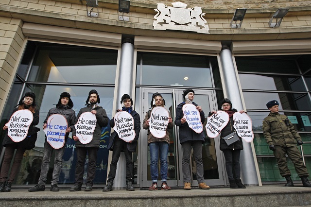 Фото. Протесты против «российской пропаганды» в Нидерландах © STR | GLOBALLOOKPRESS.COM