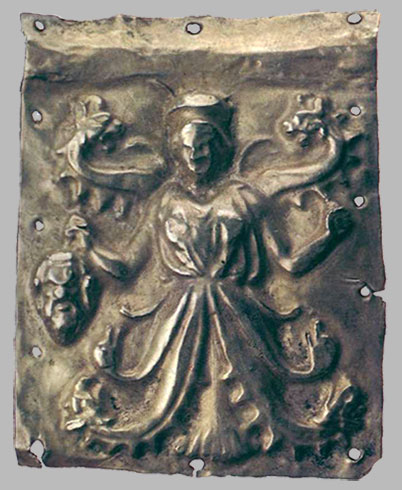 Бляшка с рельефным изображением змееногой богини