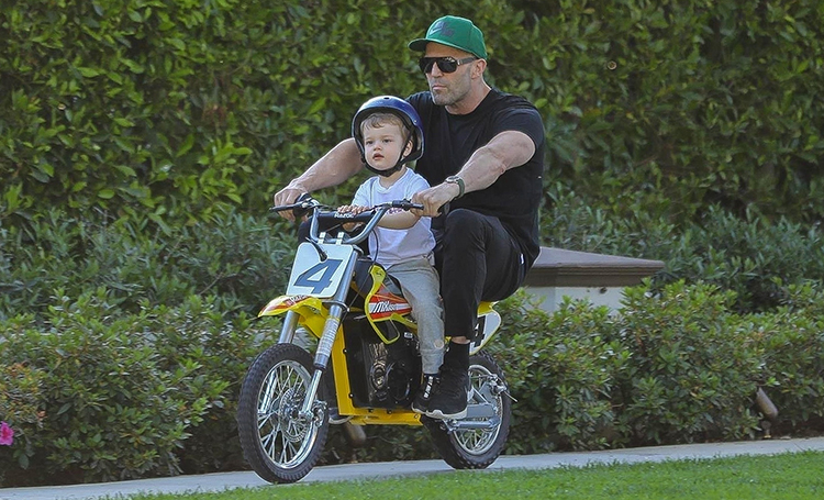 Неудержимые: Джейсон Стэтхэм учит 2-летнего сына езде на мотоцикле